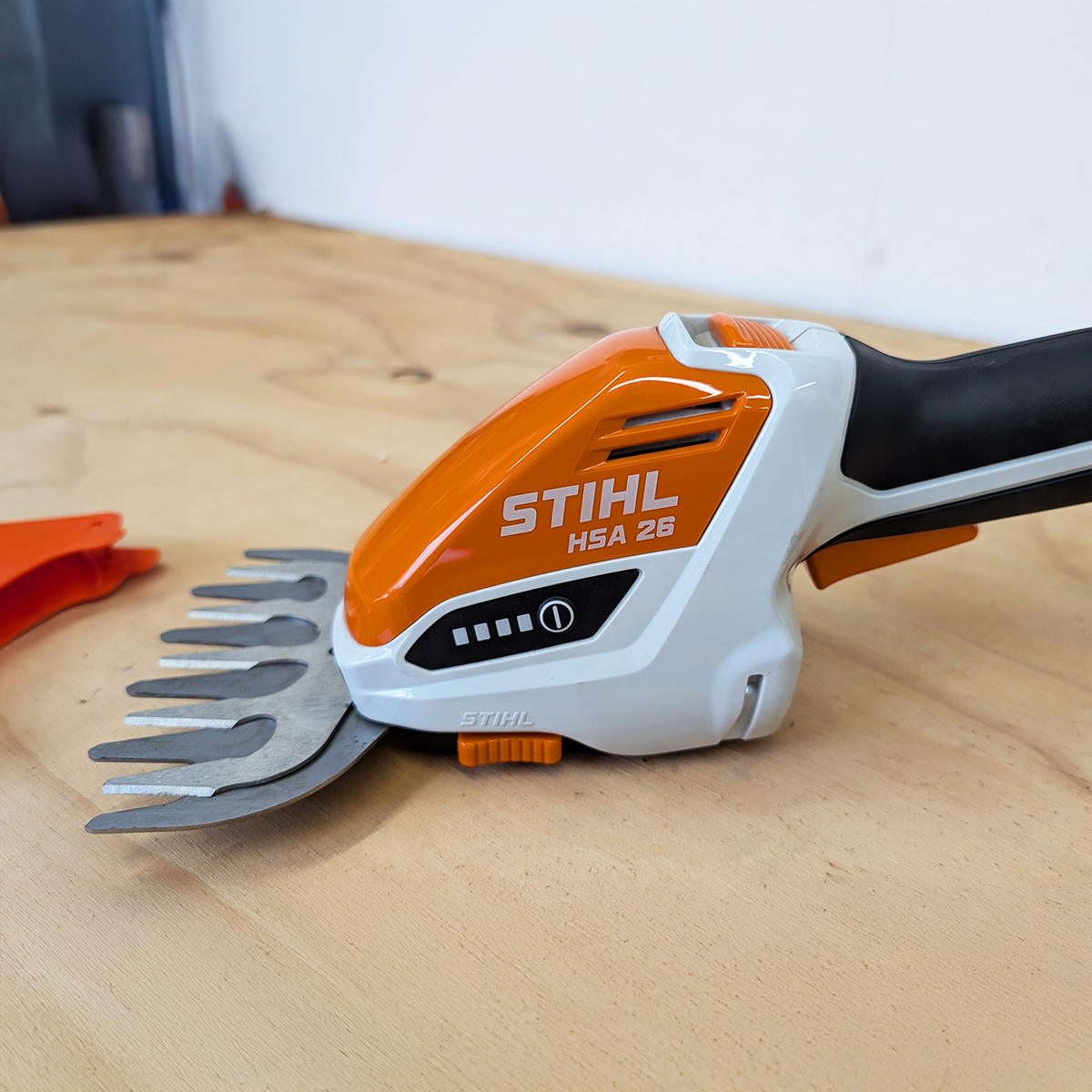 STIHL HSA 26 (AS) Cordless Shrub/Grass Shears c/w charger but no battery (New Ex-Display) - Image 4