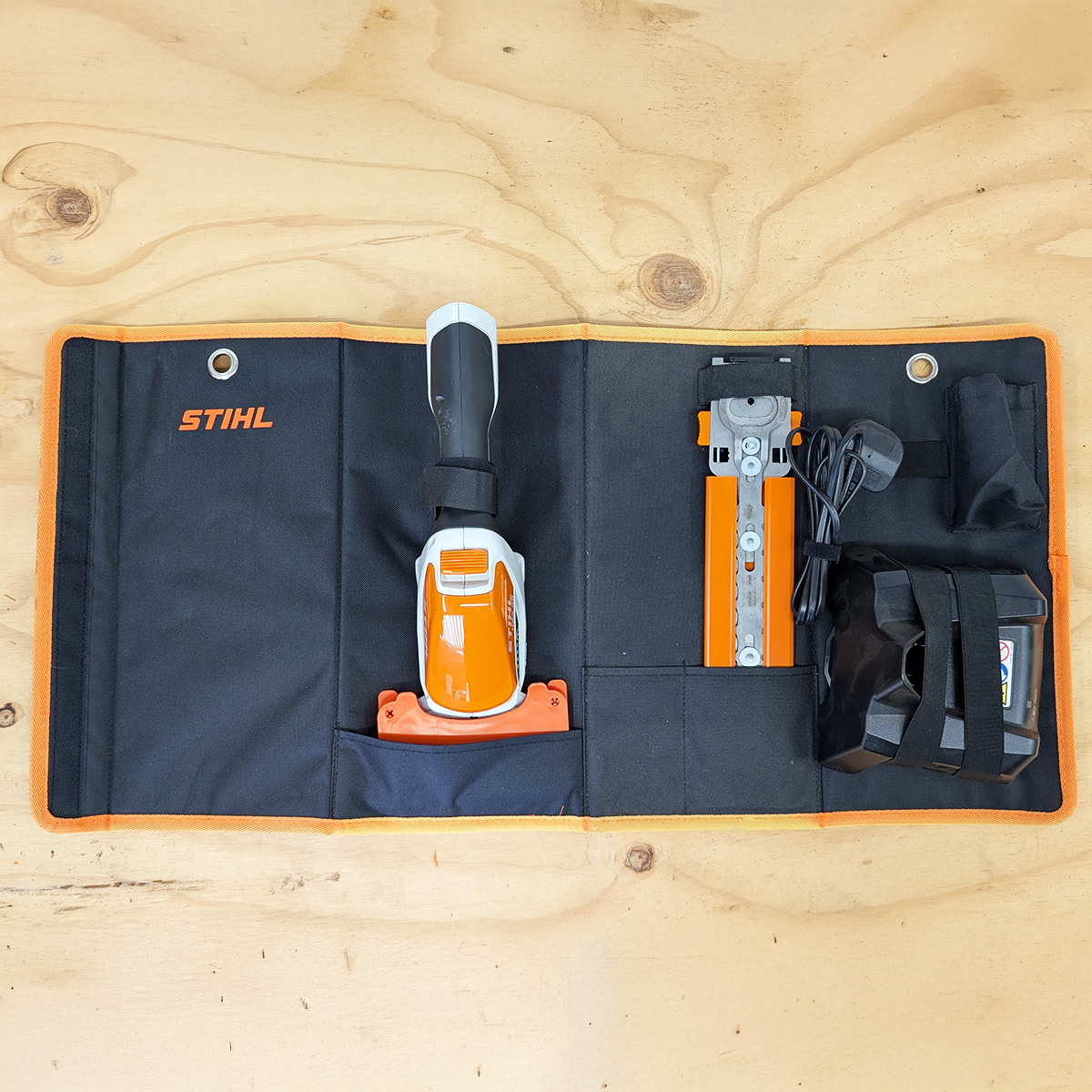STIHL HSA 26 (AS) Cordless Shrub/Grass Shears c/w charger but no battery (New Ex-Display) - Image 3