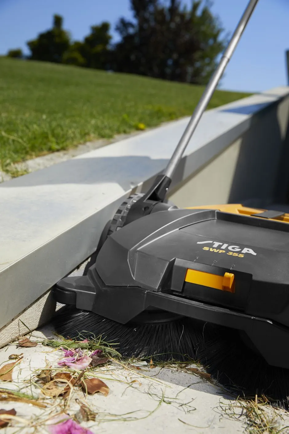 STIGA 2W0552511/ST1 SWP 355 Push Sweeper - Image 6